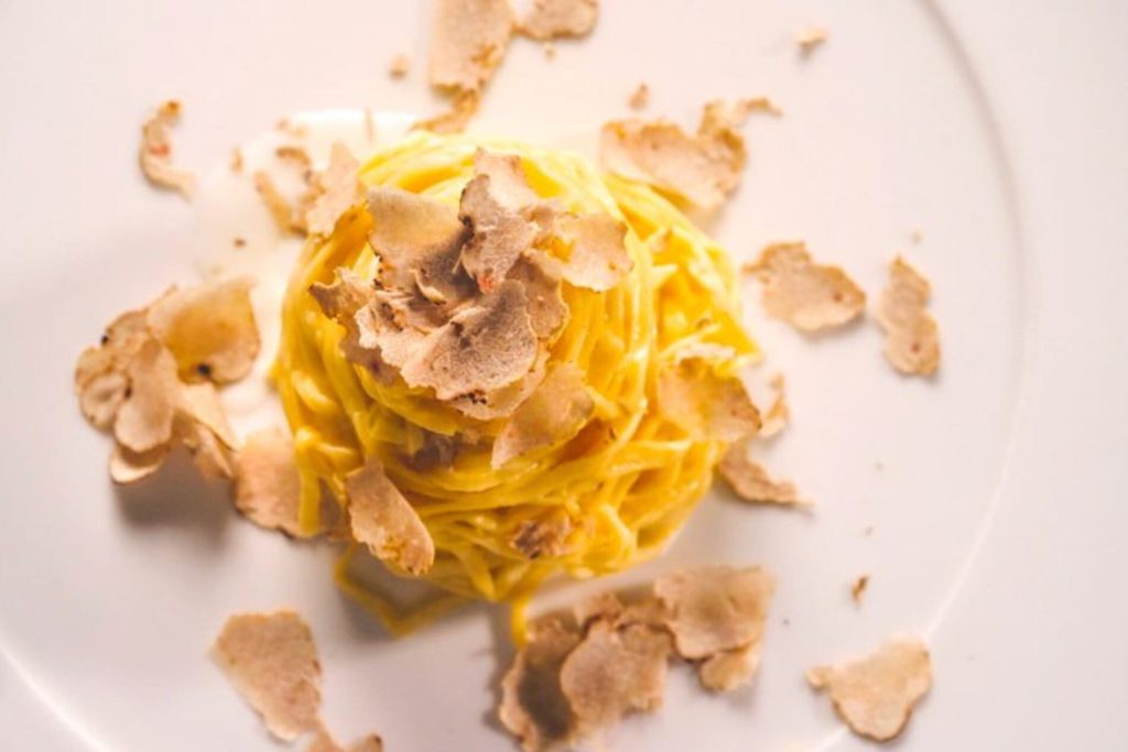 Piatto di tagliatelle con il tipico tartufo di Acqualagna