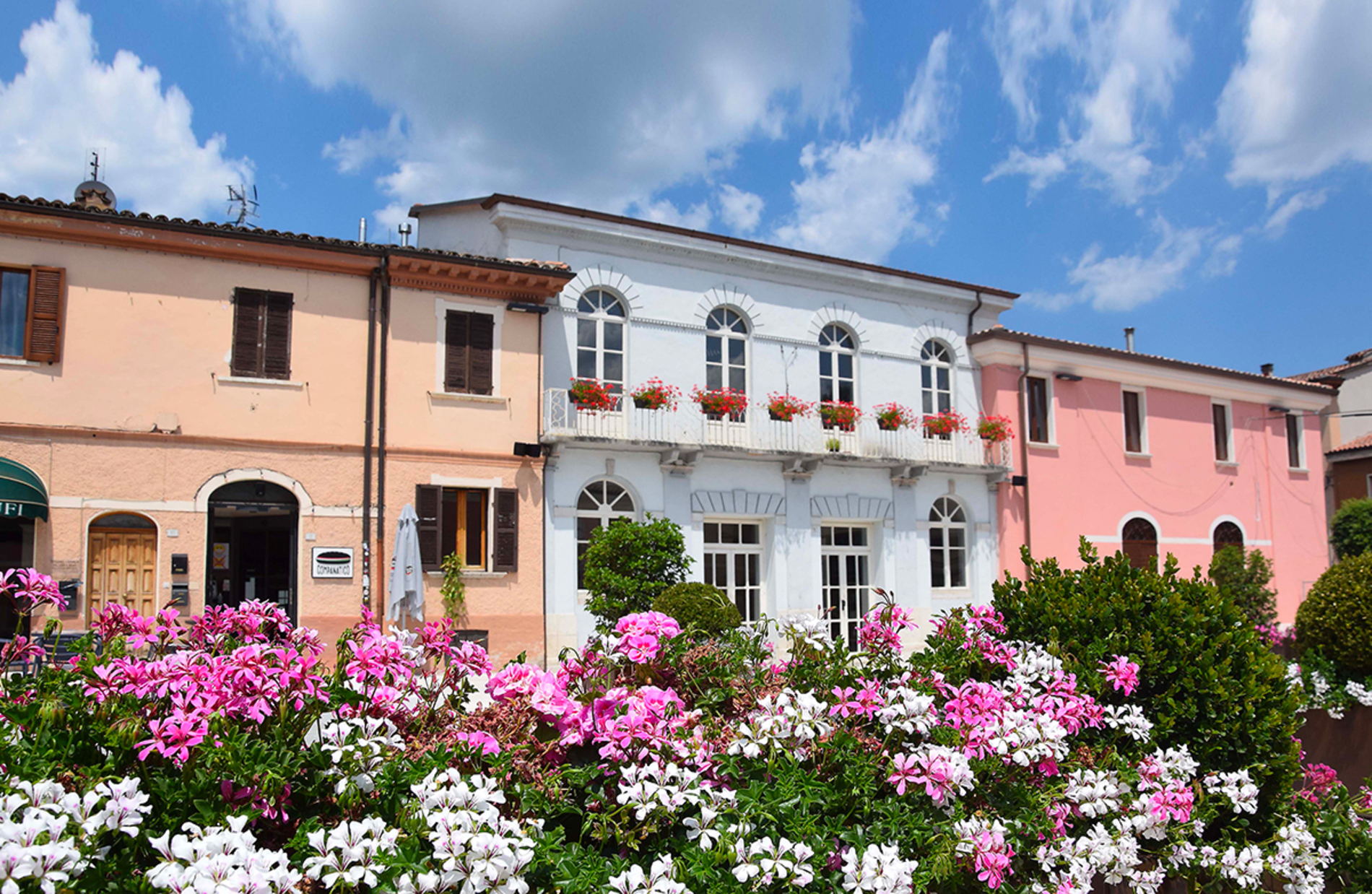 Veduta di Piazza Mattei ad Acqualagna con i suoi edifici colorati