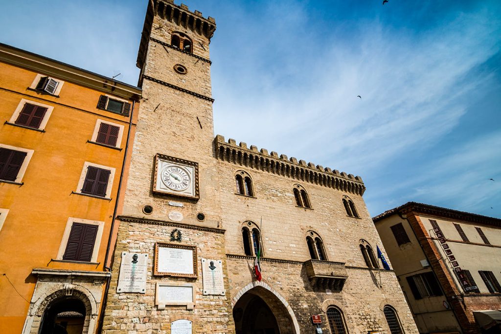 Veduta del palazzo del municipio del borgo di Arcevia